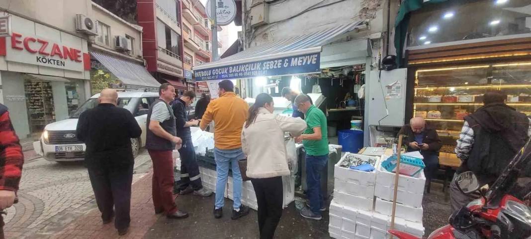 Karadeniz'de hamsi bolluğu! Kilosu 50 liraya düştü: Vatandaş akın ediyor 1